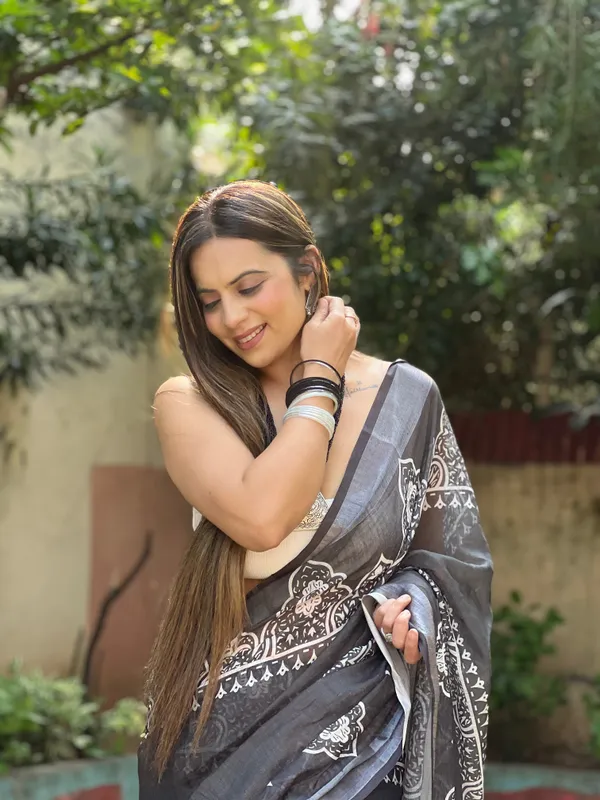 Black_and_White_Pure_Cotton_Linen_Saree_with_Intricate_Floral_Design_and_Tassels_on_Edges