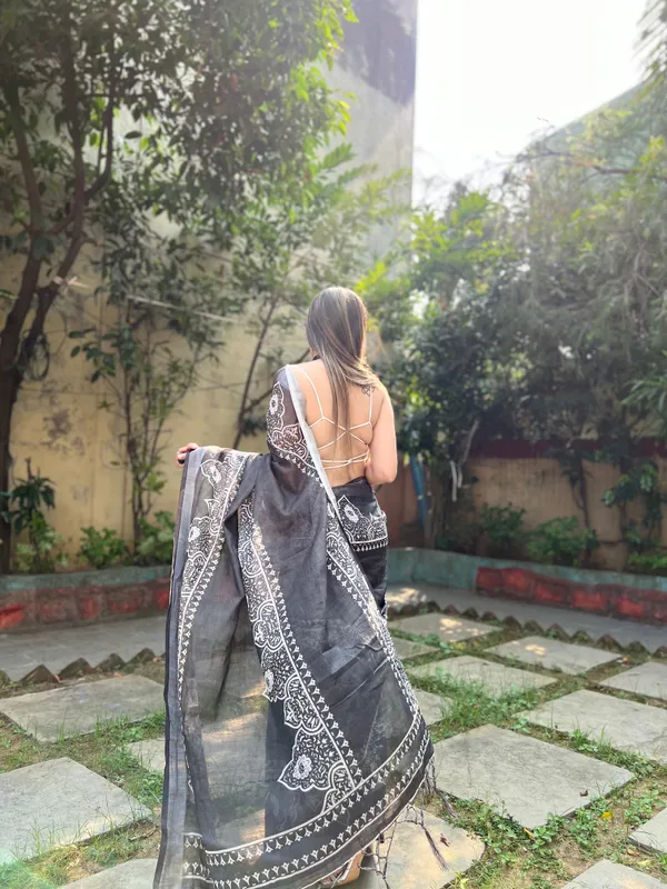 Black_and_White_Pure_Cotton_Linen_Saree_with_Intricate_Floral_Design_and_Tassels_on_Edges