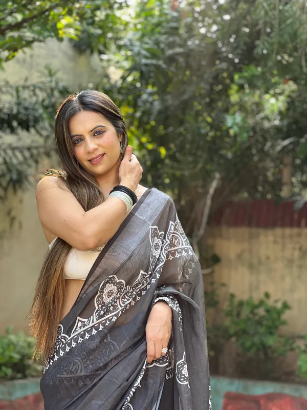 Black_and_White_Pure_Cotton_Linen_Saree_with_Intricate_Floral_Design_and_Tassels_on_Edges