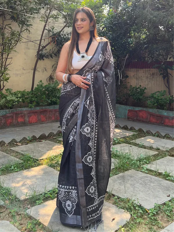 Black_and_White_Pure_Cotton_Linen_Saree_with_Intricate_Floral_Design_and_Tassels_on_Edges
