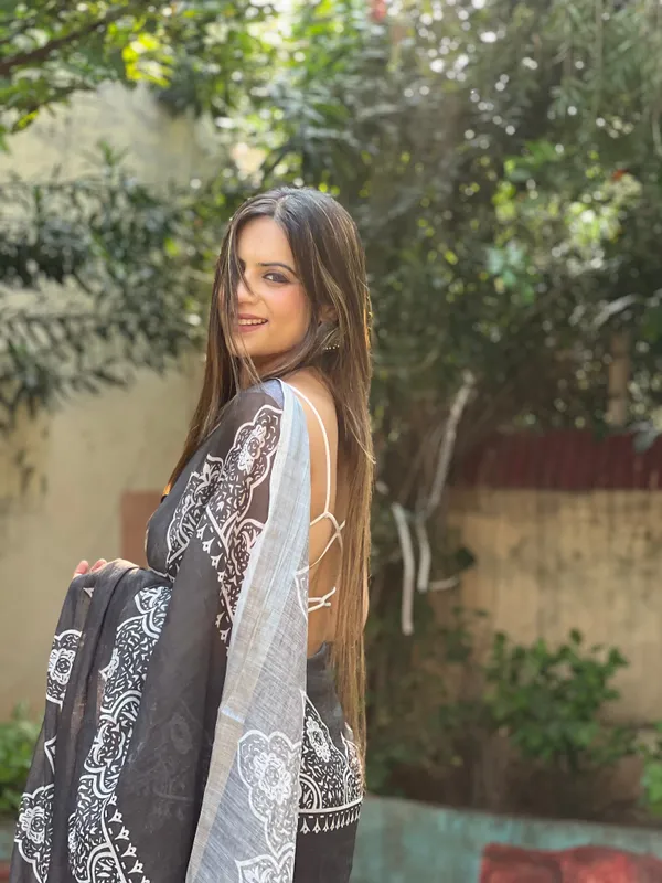 Black_and_White_Pure_Cotton_Linen_Saree_with_Intricate_Floral_Design_and_Tassels_on_Edges