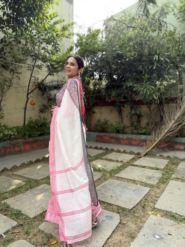 Elegant_White_and_Pink_Pure_Linen_Digital_Printed_Saree_with_Black_Border,_Tassels,_and_Blouse_Piece_–_Intricate_Floral_and_Geometric_Design