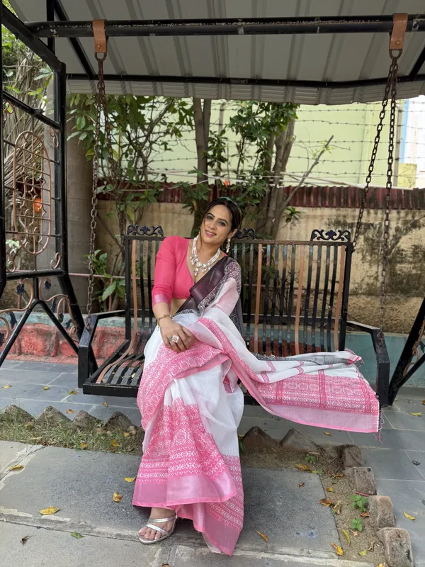 Elegant_White_and_Pink_Pure_Linen_Digital_Printed_Saree_with_Black_Border,_Tassels,_and_Blouse_Piece_–_Intricate_Floral_and_Geometric_Design