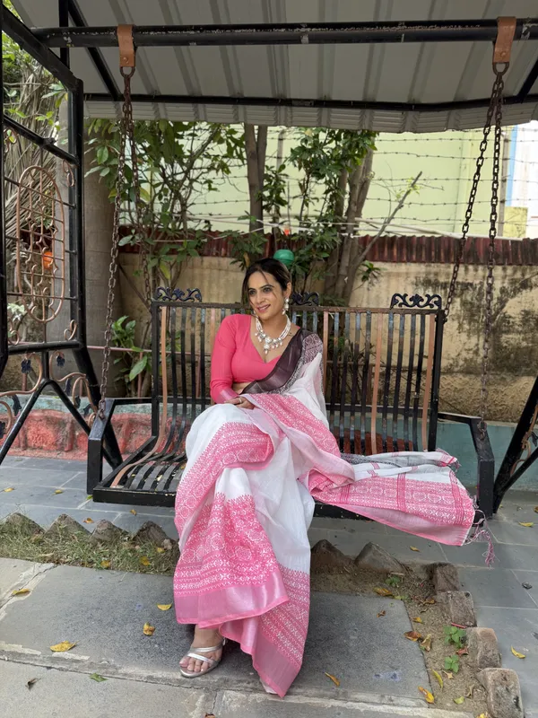 Elegant_White_and_Pink_Pure_Linen_Digital_Printed_Saree_with_Black_Border,_Tassels,_and_Blouse_Piece_–_Intricate_Floral_and_Geometric_Design