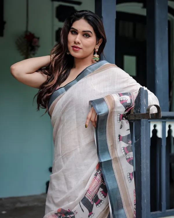 Ivory_Pure_Cotton_Linen_Saree_with_Elephant_Motif_and_Tassel_Detailing