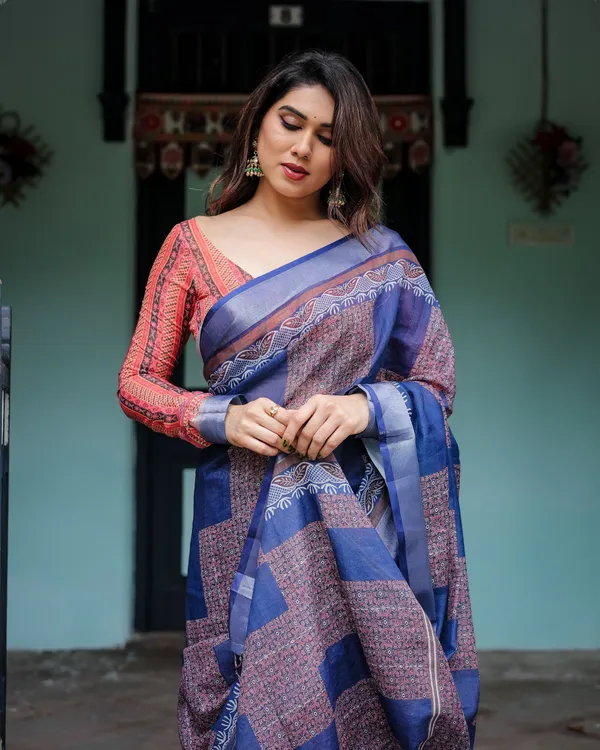 Navy_Blue_&_Red_Pure_Cotton_Linen_Saree_with_Blouse_and_Tassels_on_Edges
