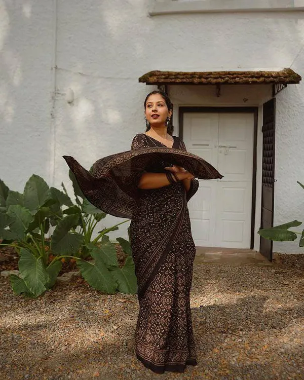 Black_Pure_Cotton__Linen_Saree_Weaved_With__Zari_Comes_With_Tassels