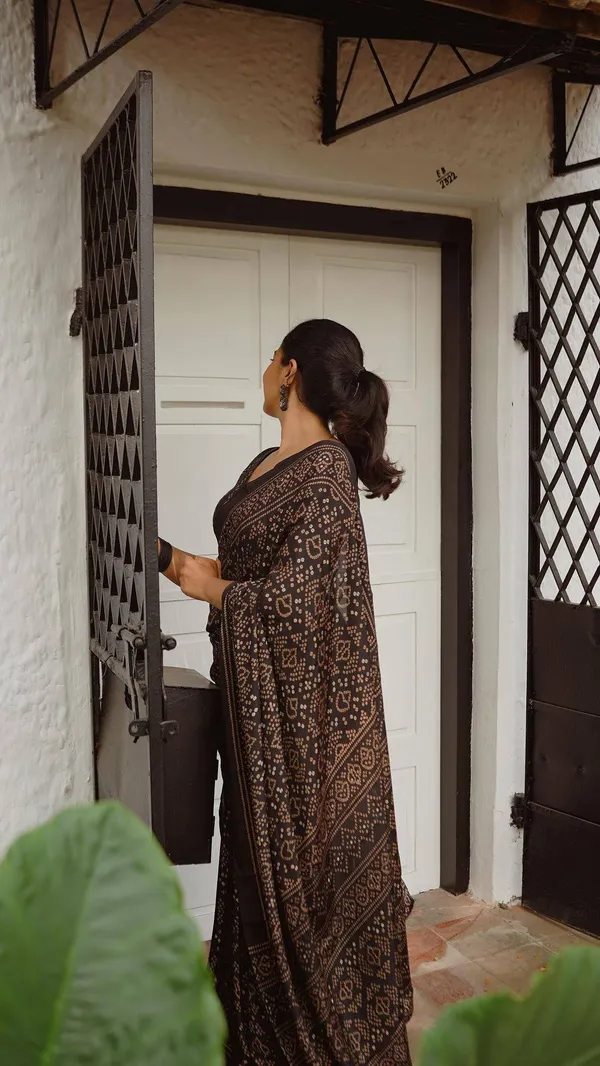 Black_Pure_Cotton__Linen_Saree_Weaved_With__Zari_Comes_With_Tassels