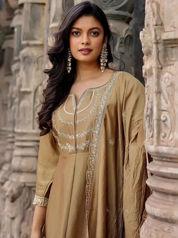 Women_Ethnic_Motifs_Embroidered_Regular_Thread_Work_Kurta_with_Trousers_&_With_Dupatta
