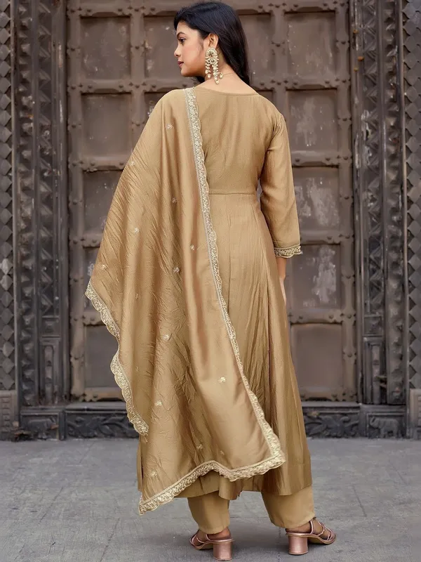 Women_Ethnic_Motifs_Embroidered_Regular_Thread_Work_Kurta_with_Trousers_&_With_Dupatta