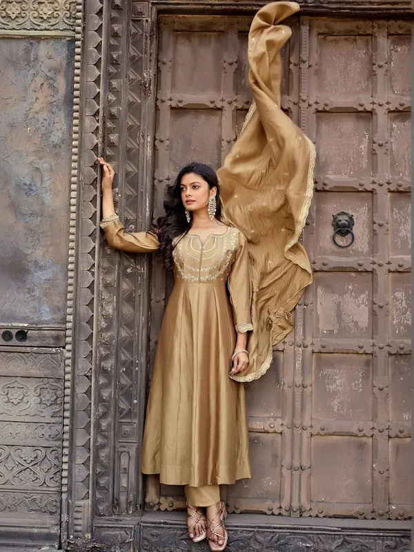 Women_Ethnic_Motifs_Embroidered_Regular_Thread_Work_Kurta_with_Trousers_&_With_Dupatta