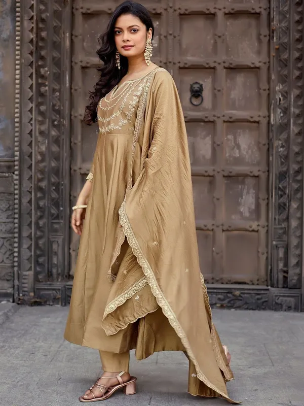 Women_Ethnic_Motifs_Embroidered_Regular_Thread_Work_Kurta_with_Trousers_&_With_Dupatta