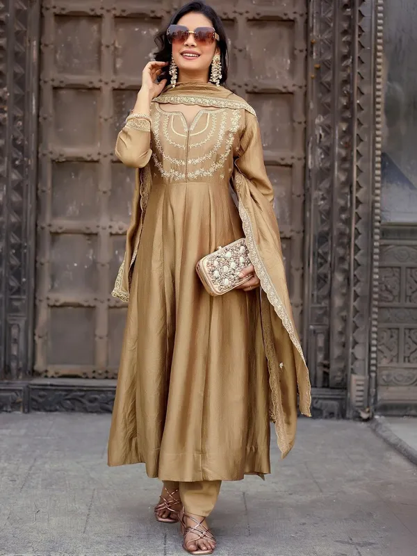 Women_Ethnic_Motifs_Embroidered_Regular_Thread_Work_Kurta_with_Trousers_&_With_Dupatta