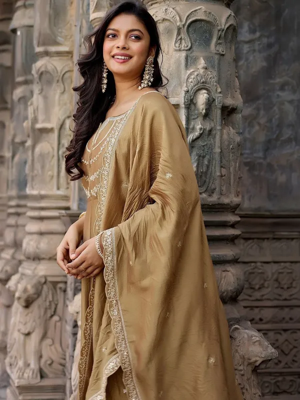 Women_Ethnic_Motifs_Embroidered_Regular_Thread_Work_Kurta_with_Trousers_&_With_Dupatta