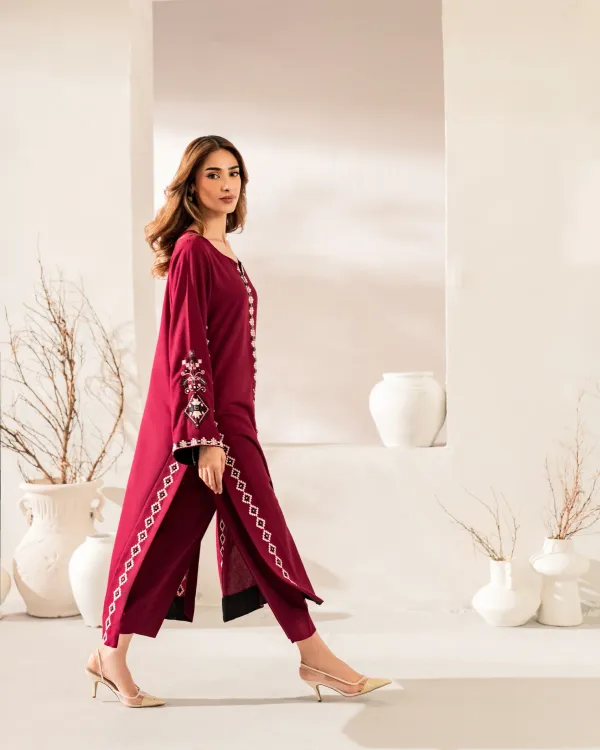 Women_Ethnic_Motifs_Embroidered_Regular_Thread_Work_Chanderi_Silk_Kurta_With_Trousers_With_Dupatta