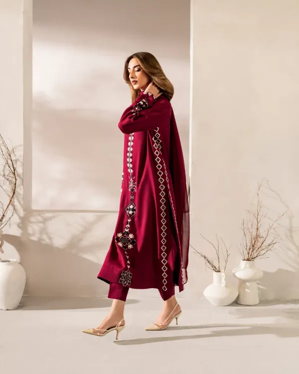 Women_Ethnic_Motifs_Embroidered_Regular_Thread_Work_Chanderi_Silk_Kurta_With_Trousers_With_Dupatta
