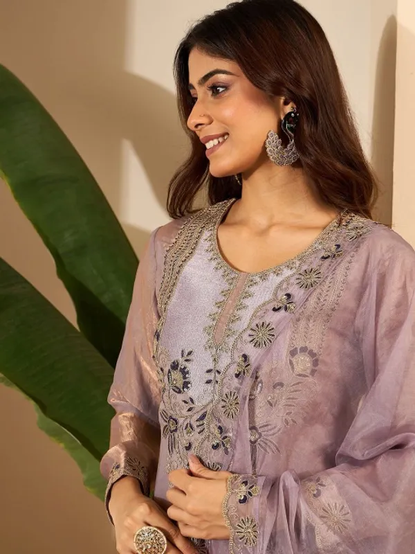 Women_Crushed_Oraganza_Silk_Embroidered_Kurta_Set_with_Dupatta