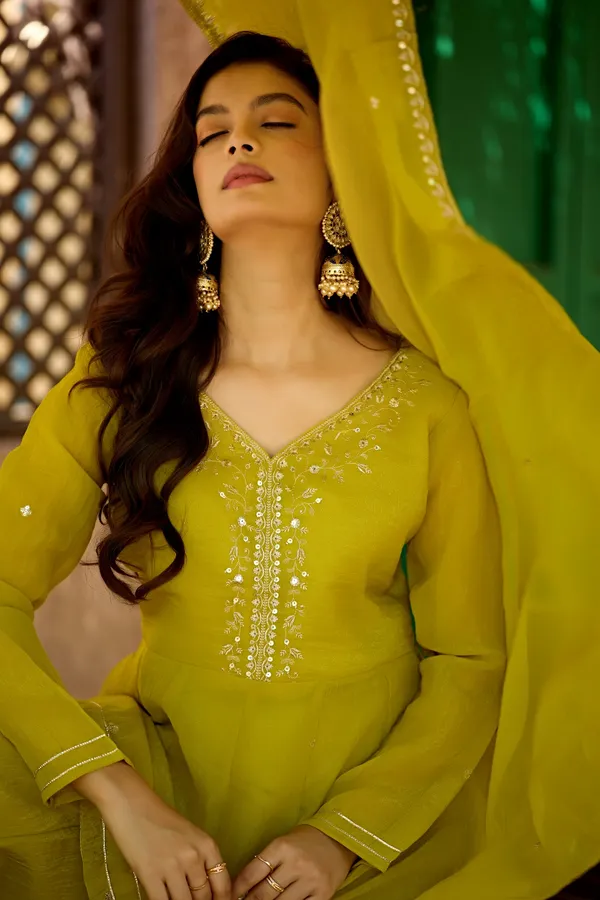 Women_Ethnic_Motifs_Embroidered_Empire_Sequinned_Pure_Silk_Kurta_with_Palazzos_&_With_Dupatta