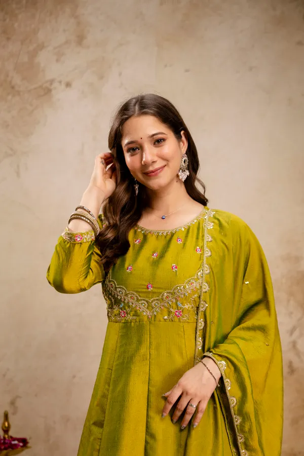 Women_Ethnic_Motifs_Embroidered_Empire_Thread_Work_Kurta_with_Trousers_&_With_Dupatta