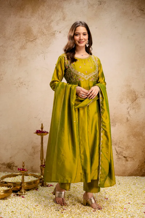 Women_Ethnic_Motifs_Embroidered_Empire_Thread_Work_Kurta_with_Trousers_&_With_Dupatta