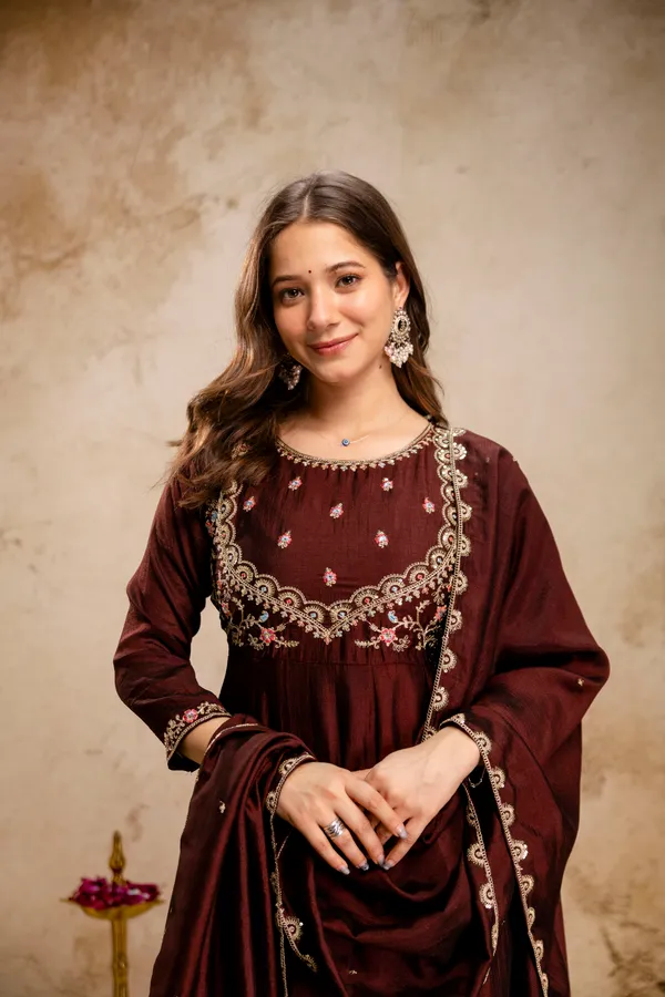 Women_Ethnic_Motifs_Embroidered_Empire_Thread_Work_Kurta_with_Trousers_&_With_Dupatta