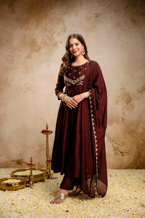 Women_Ethnic_Motifs_Embroidered_Empire_Thread_Work_Kurta_with_Trousers_&_With_Dupatta