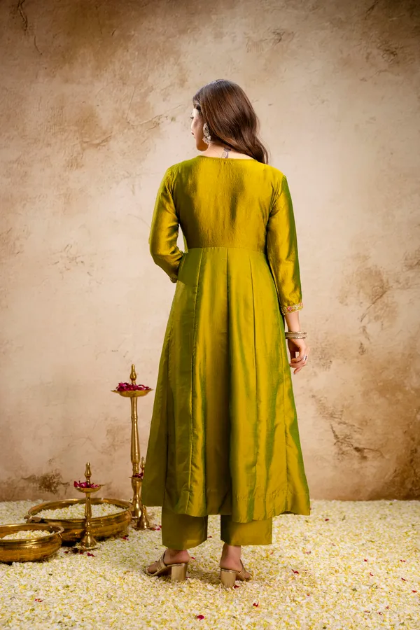 Women_Ethnic_Motifs_Embroidered_Empire_Thread_Work_Kurta_with_Trousers_&_With_Dupatta