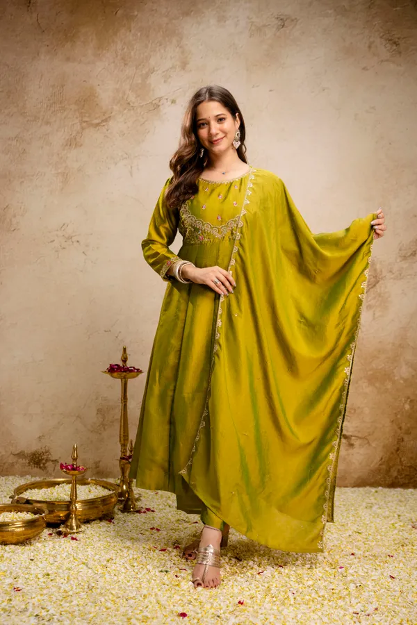 Women_Ethnic_Motifs_Embroidered_Empire_Thread_Work_Kurta_with_Trousers_&_With_Dupatta