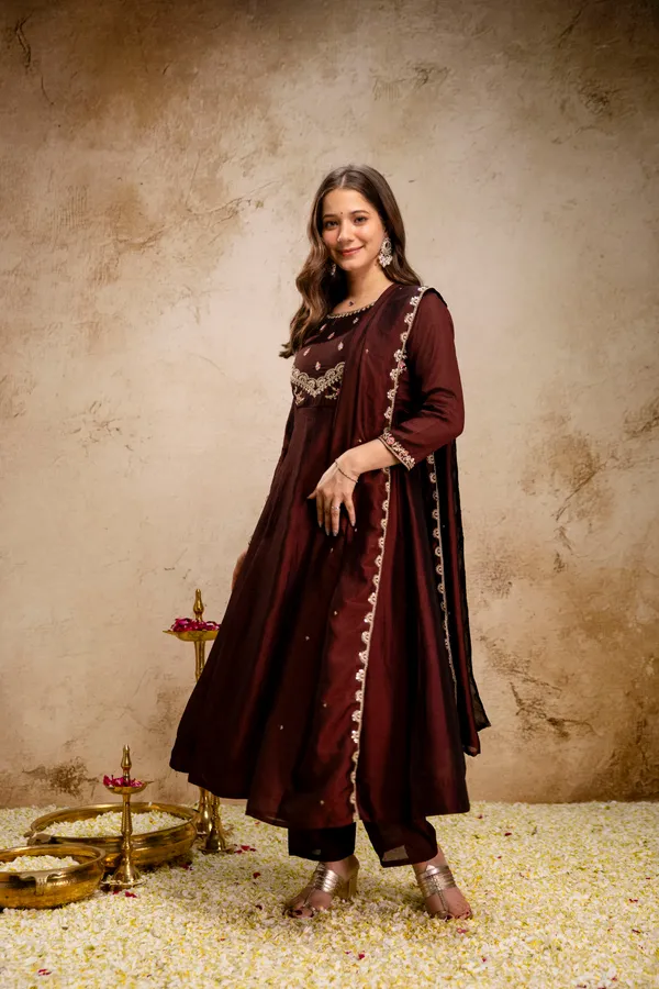 Women_Ethnic_Motifs_Embroidered_Empire_Thread_Work_Kurta_with_Trousers_&_With_Dupatta