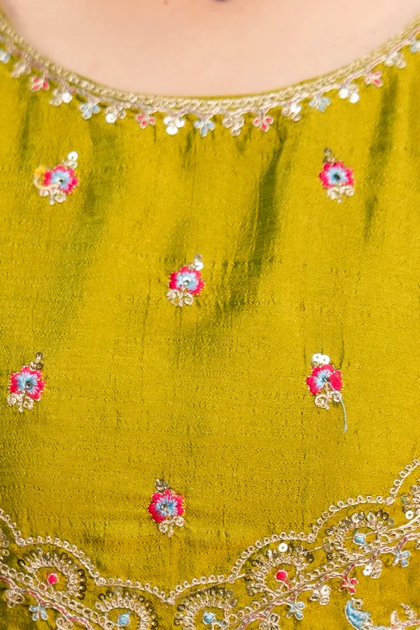 Women_Ethnic_Motifs_Embroidered_Empire_Thread_Work_Kurta_with_Trousers_&_With_Dupatta