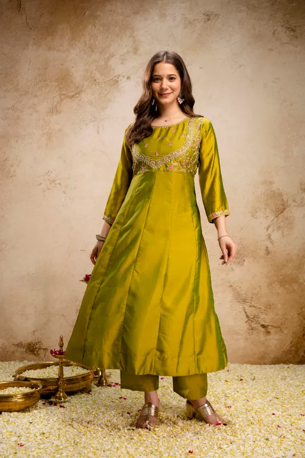 Women_Ethnic_Motifs_Embroidered_Empire_Thread_Work_Kurta_with_Trousers_&_With_Dupatta
