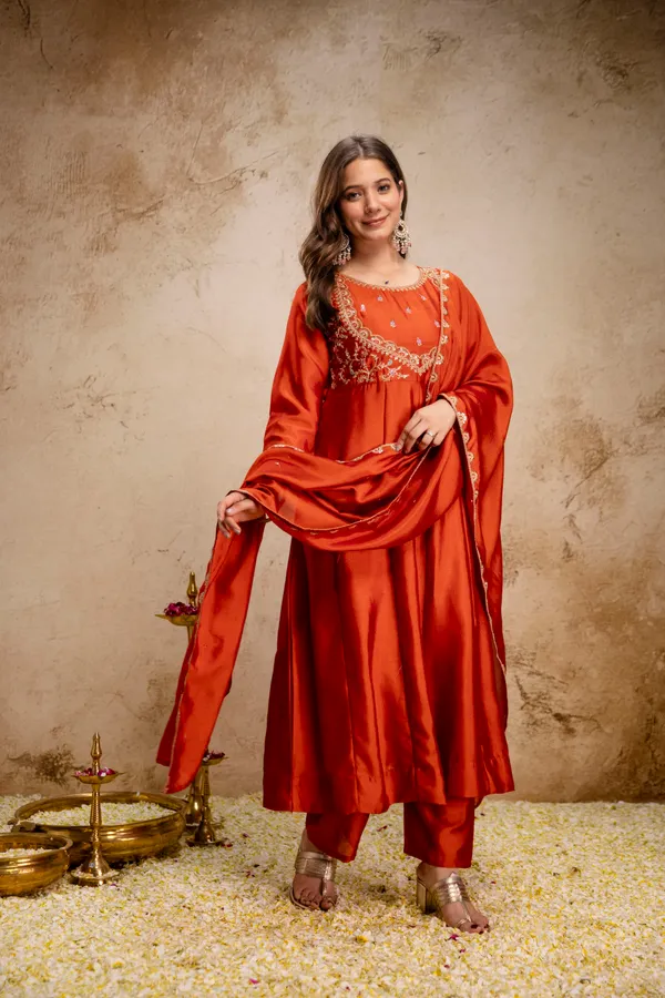 Women_Ethnic_Motifs_Embroidered_Empire_Thread_Work_Kurta_with_Trousers_&_With_Dupatta