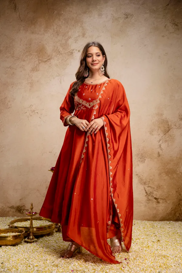 Women_Ethnic_Motifs_Embroidered_Empire_Thread_Work_Kurta_with_Trousers_&_With_Dupatta