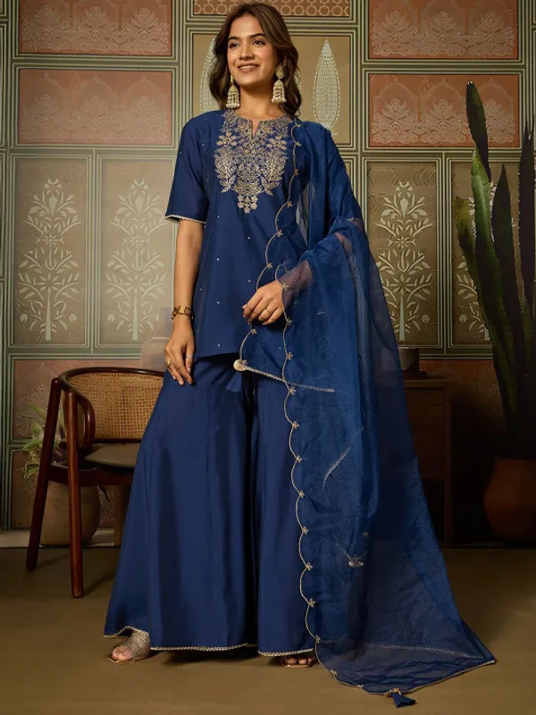Women_Ethnic_Motifs_Embroidered_Kurta_&_Palazzo_With_Scalloped_Dupatta