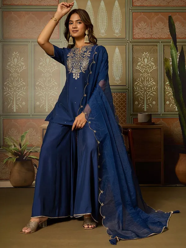 Women_Ethnic_Motifs_Embroidered_Kurta_&_Palazzo_With_Scalloped_Dupatta