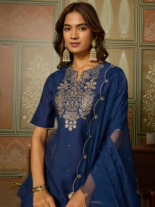 Women_Ethnic_Motifs_Embroidered_Kurta_&_Palazzo_With_Scalloped_Dupatta