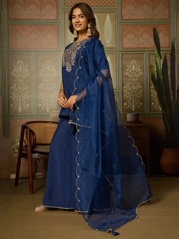 Women_Ethnic_Motifs_Embroidered_Kurta_&_Palazzo_With_Scalloped_Dupatta