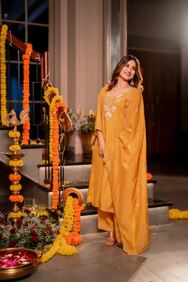Women_Ethnic_Motifs_Embroidered_Regular_Thread_Work_Chanderi_Silk_Kurta_with_Trousers_&_With_Dupatta