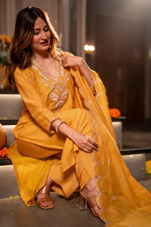 Women_Ethnic_Motifs_Embroidered_Regular_Thread_Work_Chanderi_Silk_Kurta_with_Trousers_&_With_Dupatta