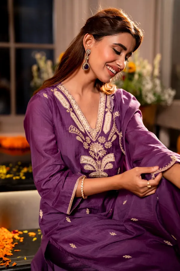Women_Ethnic_Motifs_Embroidered_Regular_Thread_Work_Chanderi_Silk_Kurta_with_Trousers_&_With_Dupatta