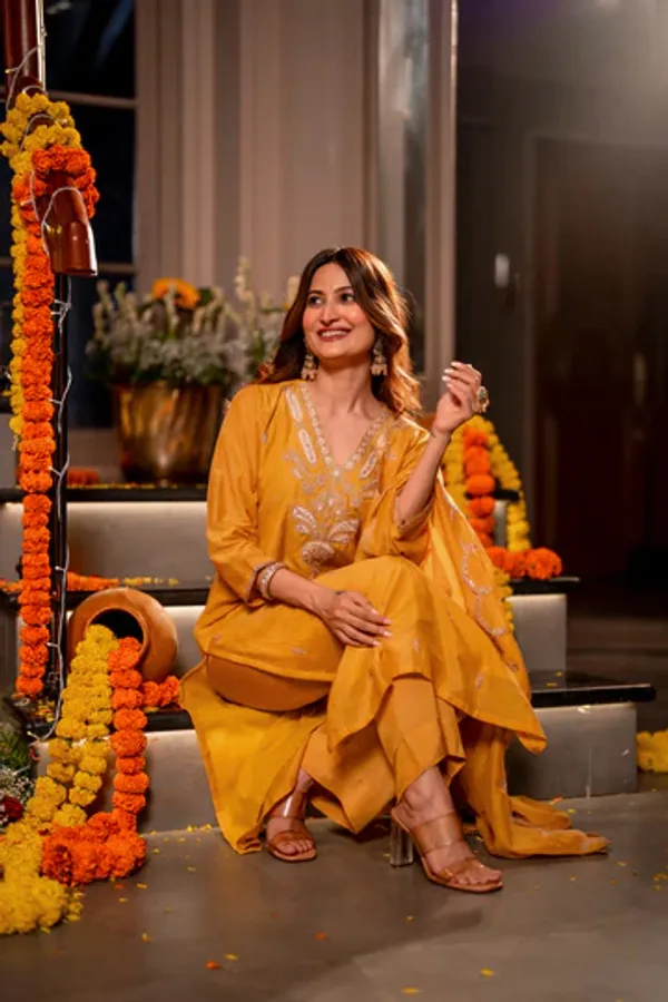 Women_Ethnic_Motifs_Embroidered_Regular_Thread_Work_Chanderi_Silk_Kurta_with_Trousers_&_With_Dupatta