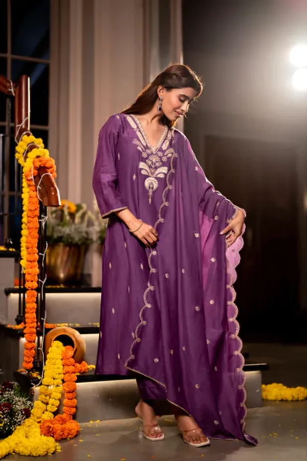 Women_Ethnic_Motifs_Embroidered_Regular_Thread_Work_Chanderi_Silk_Kurta_with_Trousers_&_With_Dupatta