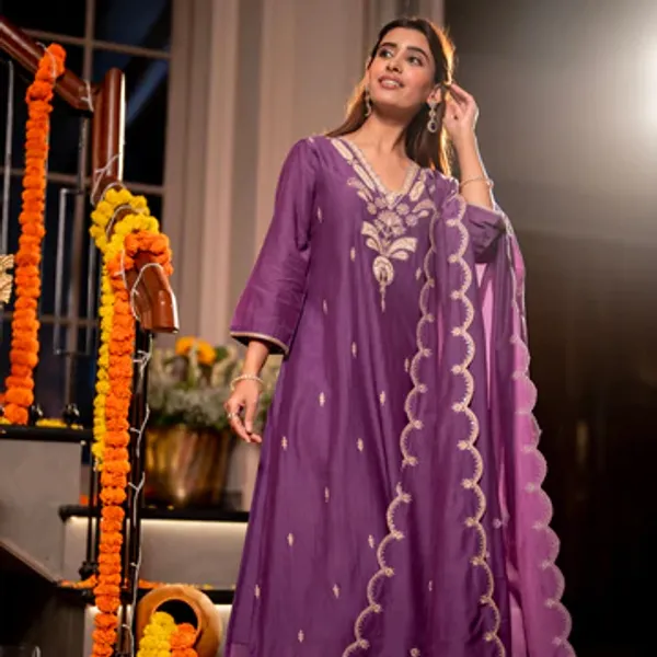 Women_Ethnic_Motifs_Embroidered_Regular_Thread_Work_Chanderi_Silk_Kurta_with_Trousers_&_With_Dupatta
