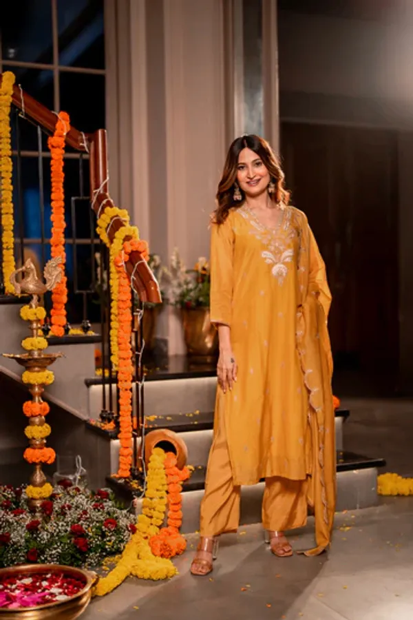 Women_Ethnic_Motifs_Embroidered_Regular_Thread_Work_Chanderi_Silk_Kurta_with_Trousers_&_With_Dupatta