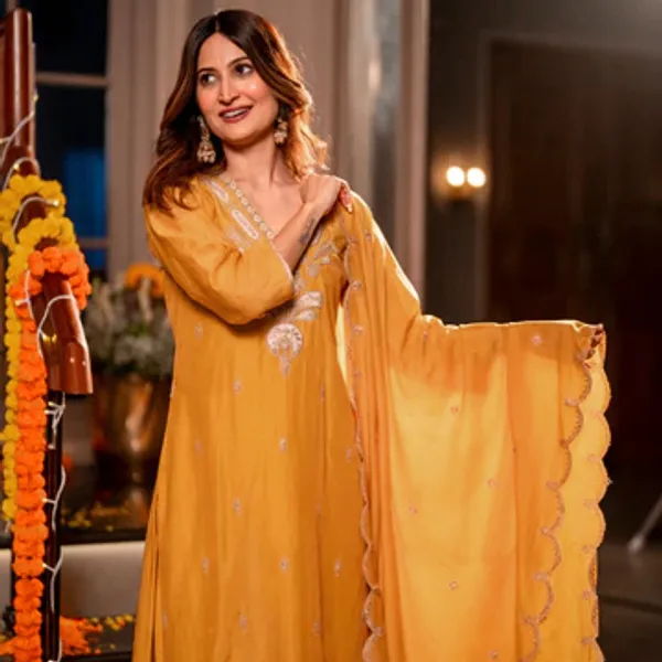 Women_Ethnic_Motifs_Embroidered_Regular_Thread_Work_Chanderi_Silk_Kurta_with_Trousers_&_With_Dupatta