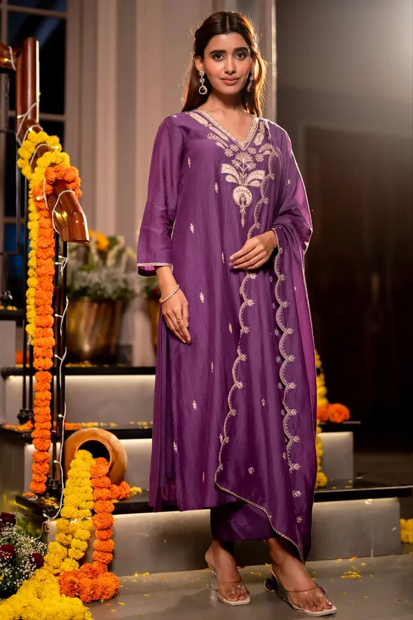 Women_Ethnic_Motifs_Embroidered_Regular_Thread_Work_Chanderi_Silk_Kurta_with_Trousers_&_With_Dupatta
