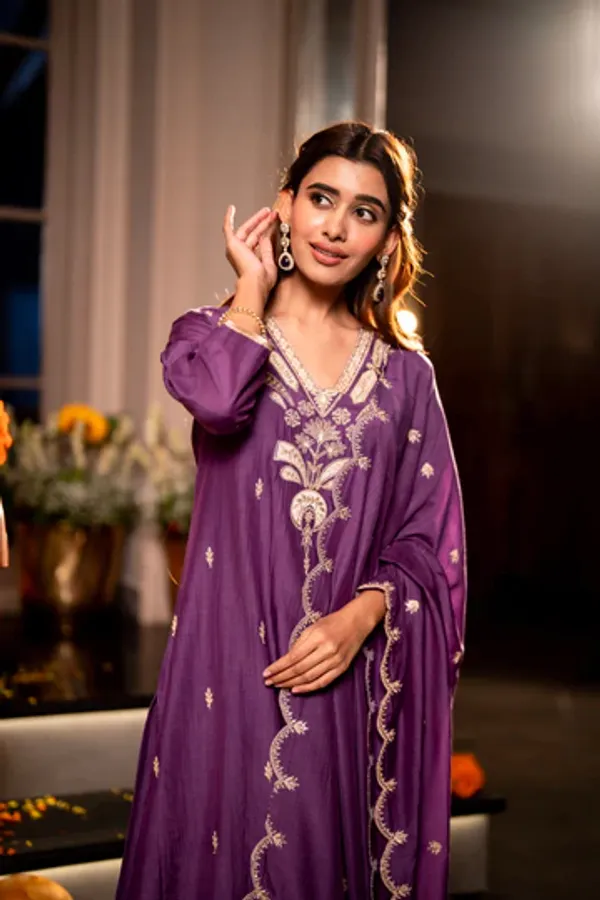 Women_Ethnic_Motifs_Embroidered_Regular_Thread_Work_Chanderi_Silk_Kurta_with_Trousers_&_With_Dupatta