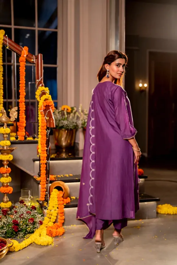 Women_Ethnic_Motifs_Embroidered_Regular_Thread_Work_Chanderi_Silk_Kurta_with_Trousers_&_With_Dupatta