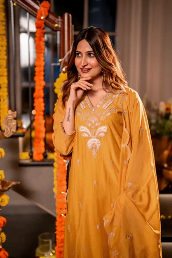 Women_Ethnic_Motifs_Embroidered_Regular_Thread_Work_Chanderi_Silk_Kurta_with_Trousers_&_With_Dupatta