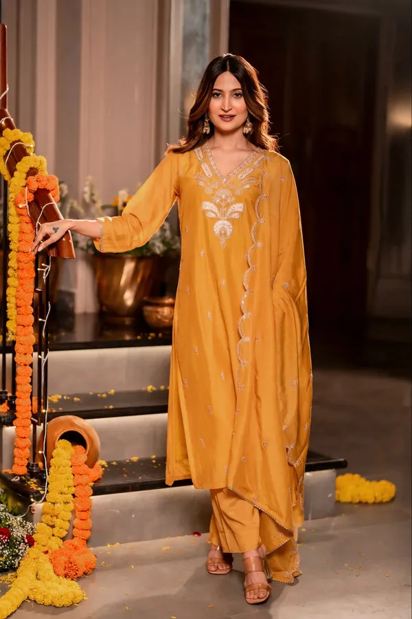Women_Ethnic_Motifs_Embroidered_Regular_Thread_Work_Chanderi_Silk_Kurta_with_Trousers_&_With_Dupatta